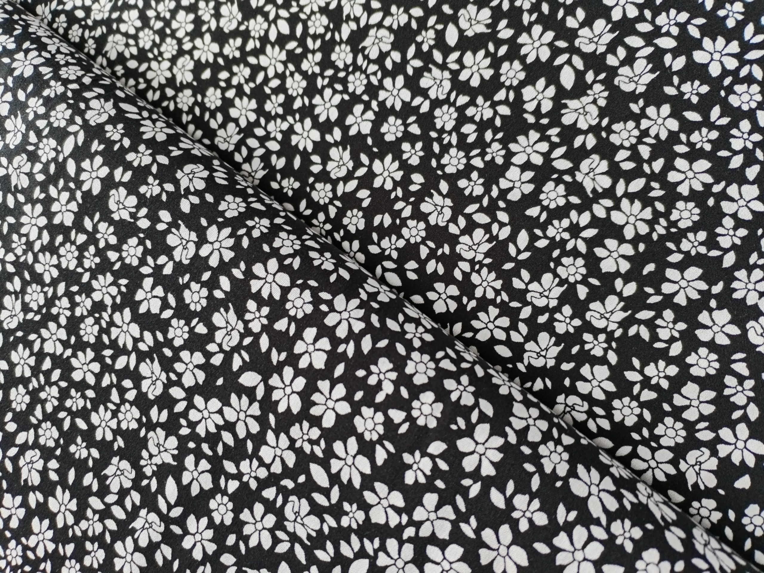 COUPON 45CM Viscose de popeline stretch petites fleurs blanches fond noir – Image 3