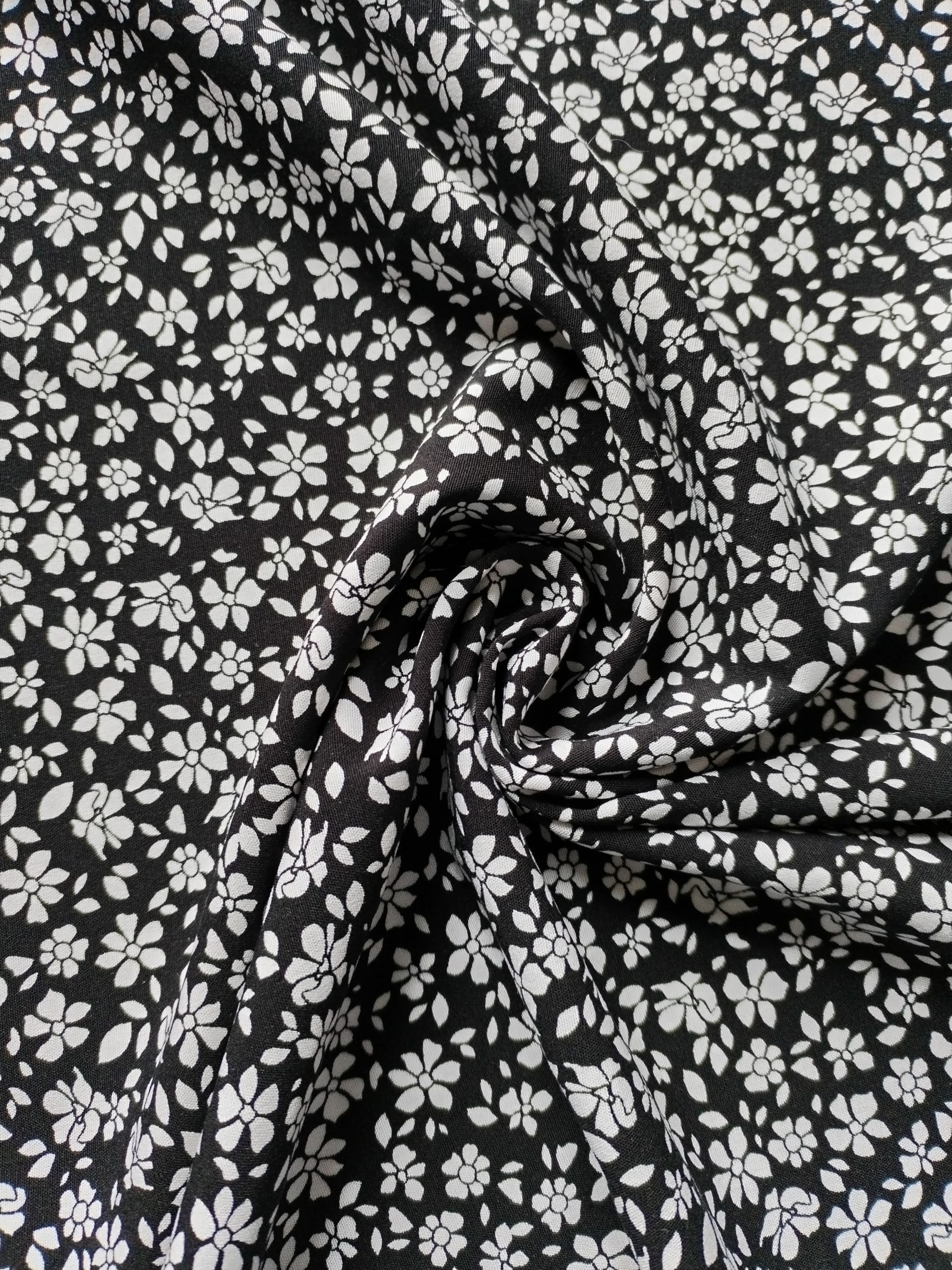 COUPON 45CM Viscose de popeline stretch petites fleurs blanches fond noir – Image 2