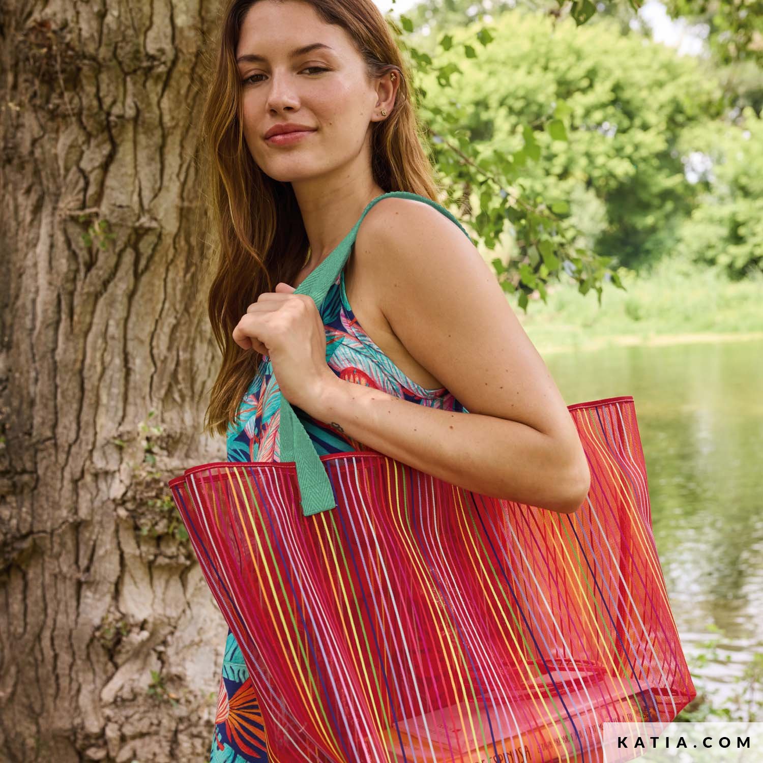 Mesh multicolore fond rouge – Image 4