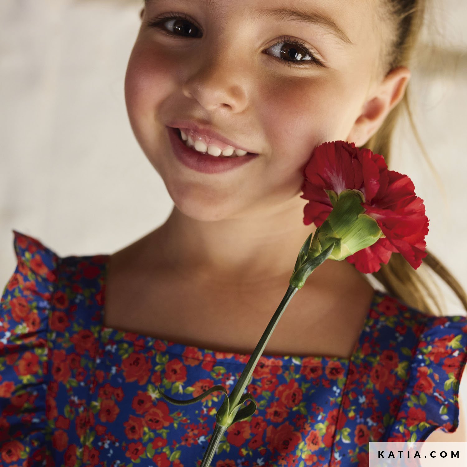 Popeline oeillet rouge fond bleu – Image 4