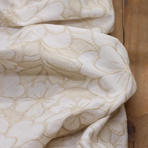 Coton brodé effet lin fleuri