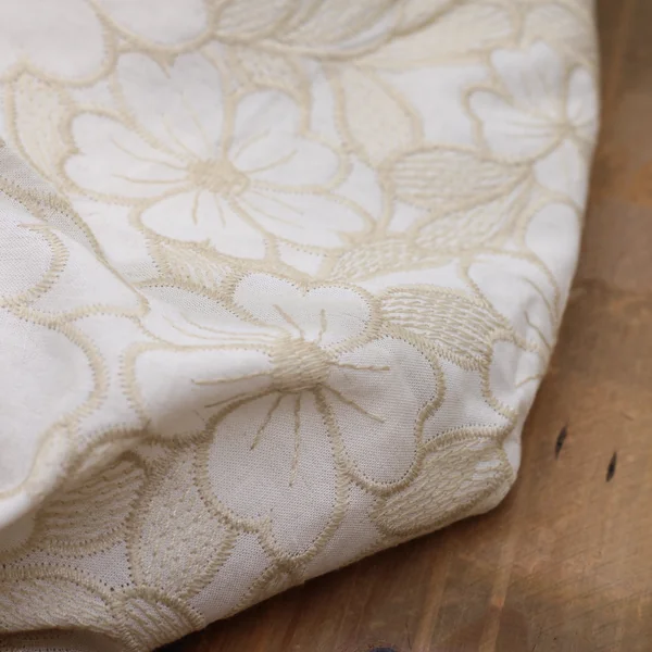 Coton brodé effet lin fleuri