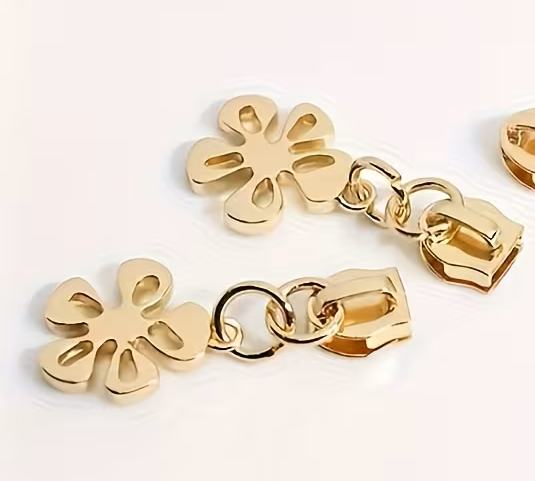 Curseur petite fleur plate or maille 5 nylon