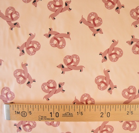 Tissu imperméable chien teckel bretzel